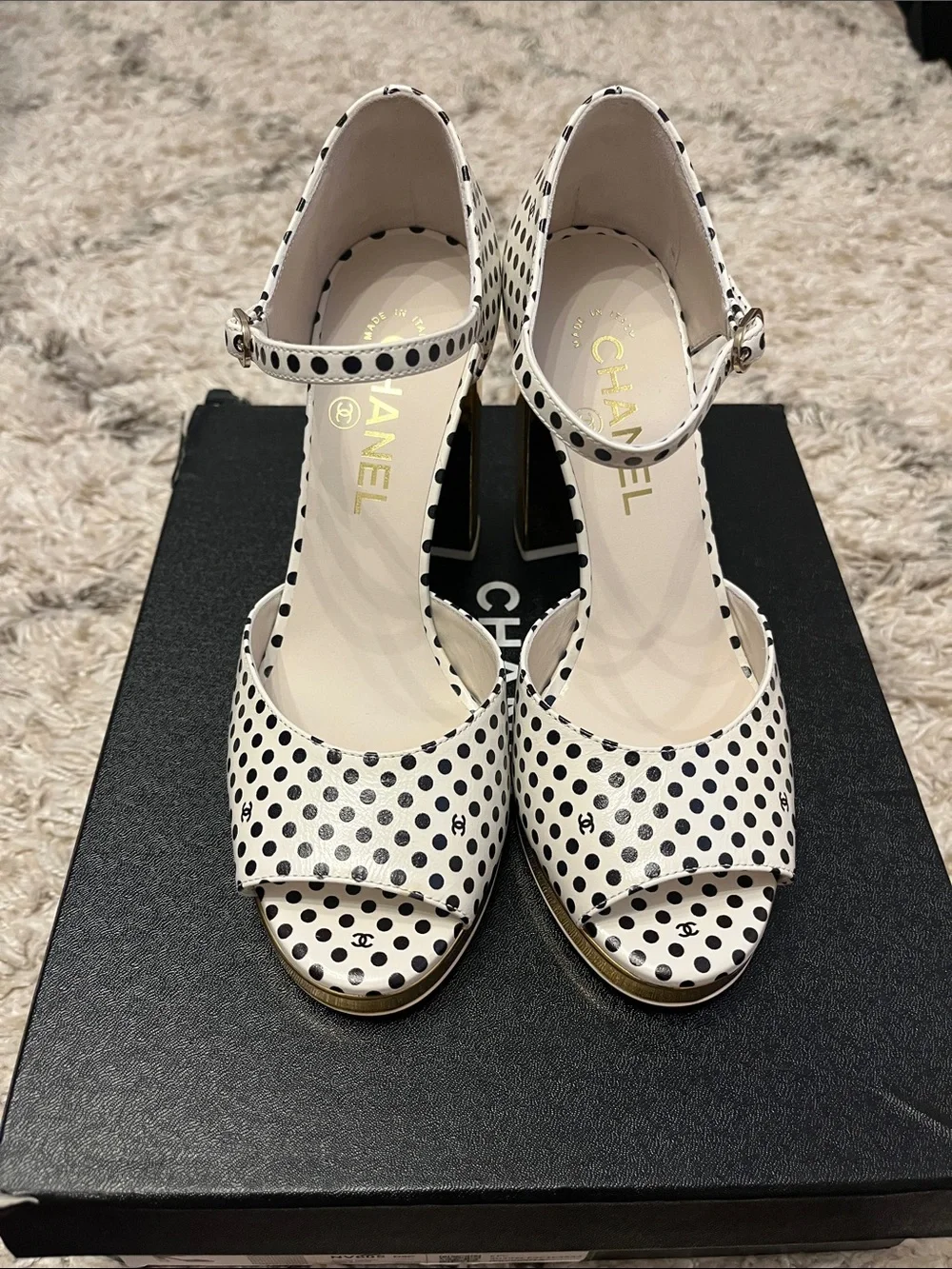 Chanel polka dot heels. Printed calfskin. Ivory. Black. Gold. Size 37. New.